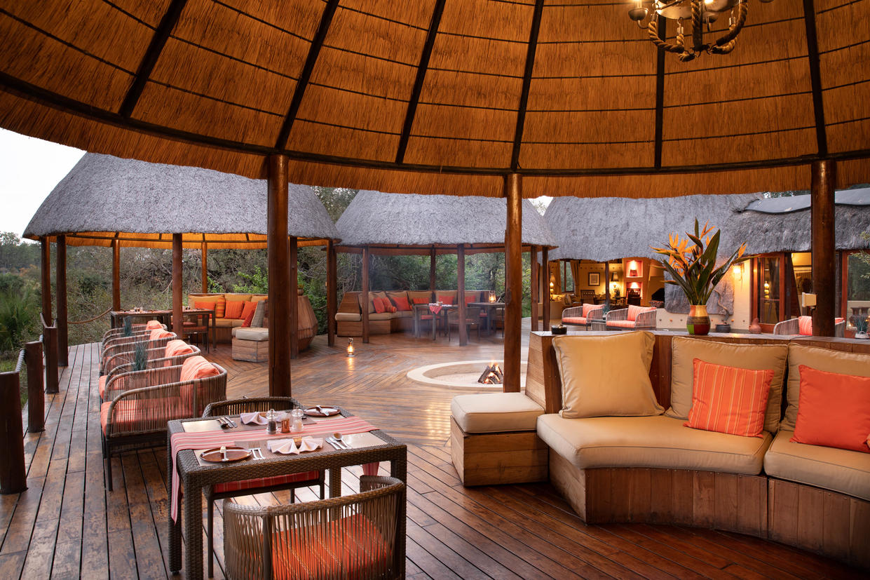 Hoyo Hoyo Safari Lodge - Dining Exterior